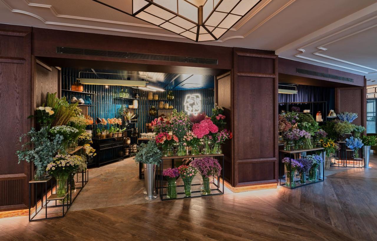 Only You Hotel Valencia Luaran gambar The Flower Bar at The St. Regis Mumbai