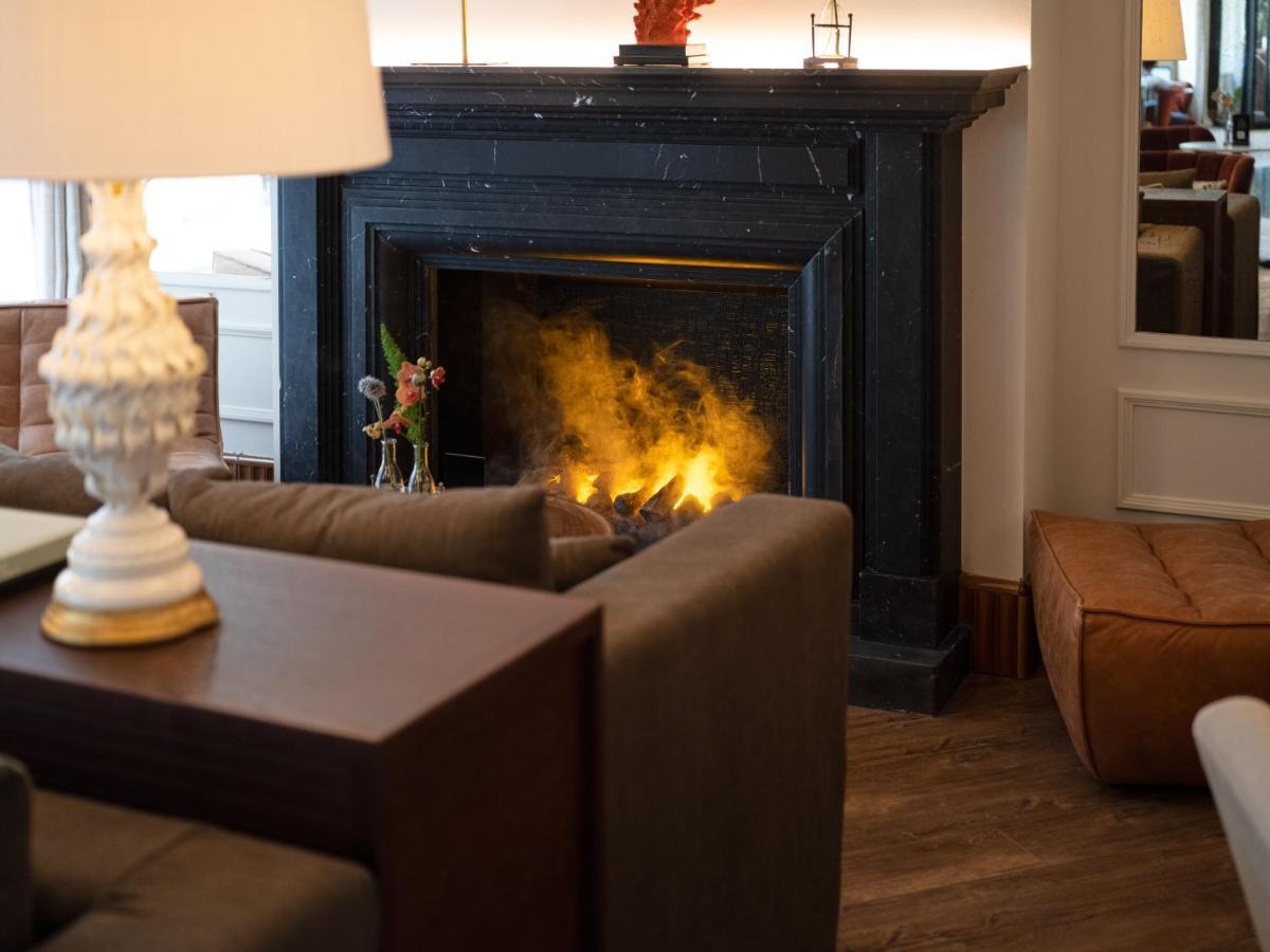 Only You Hotel Valencia Luaran gambar The fireplace in the lobby