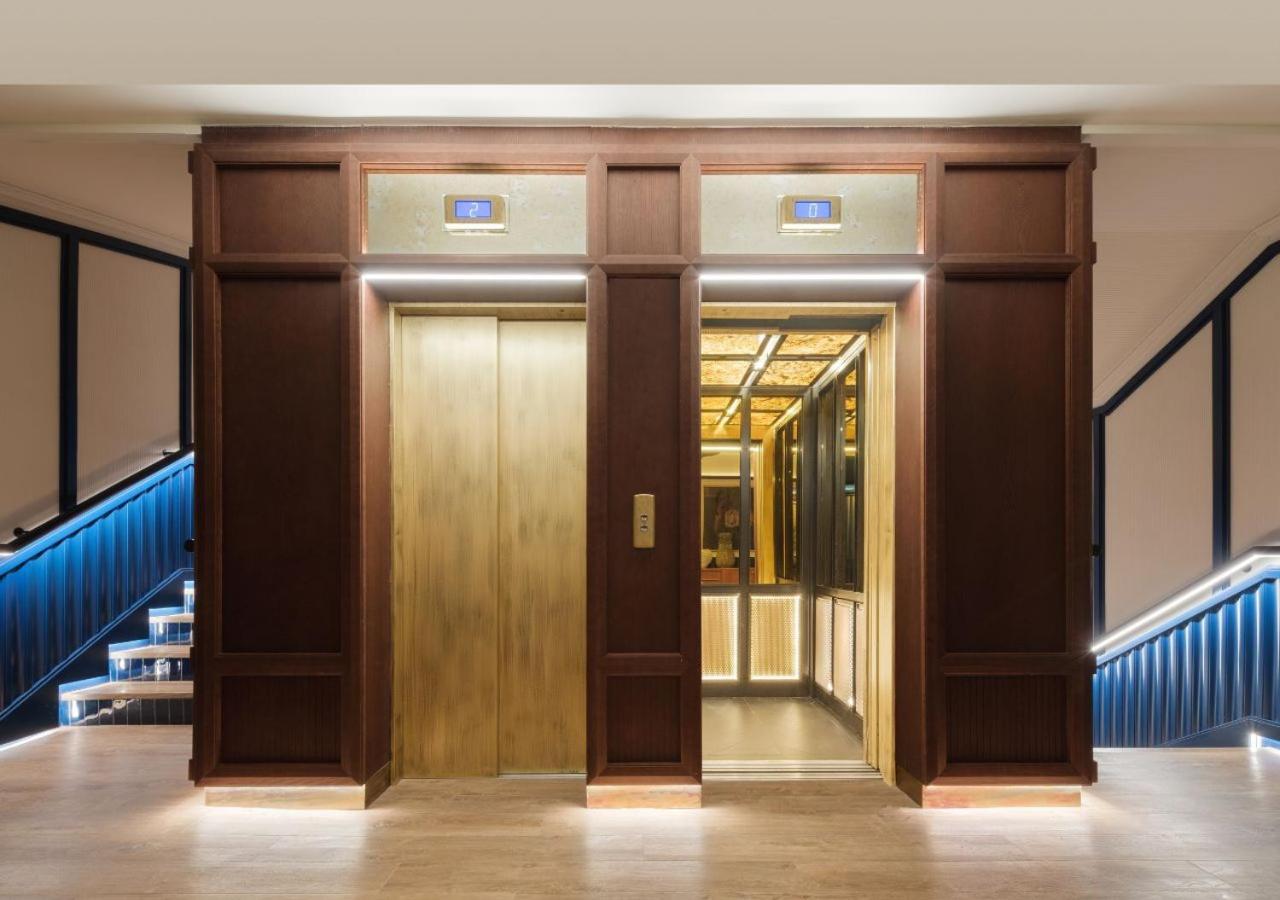 Only You Hotel Valencia Luaran gambar A residential elevator