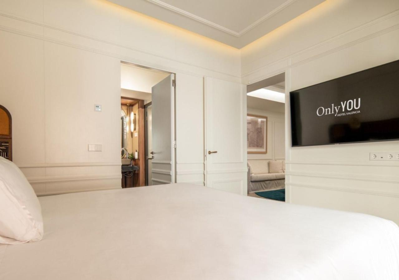 Only You Hotel Valencia Luaran gambar A room at the hotel