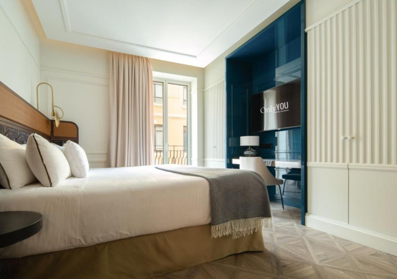 Only You Hotel Valencia Luaran gambar Deluxe Room