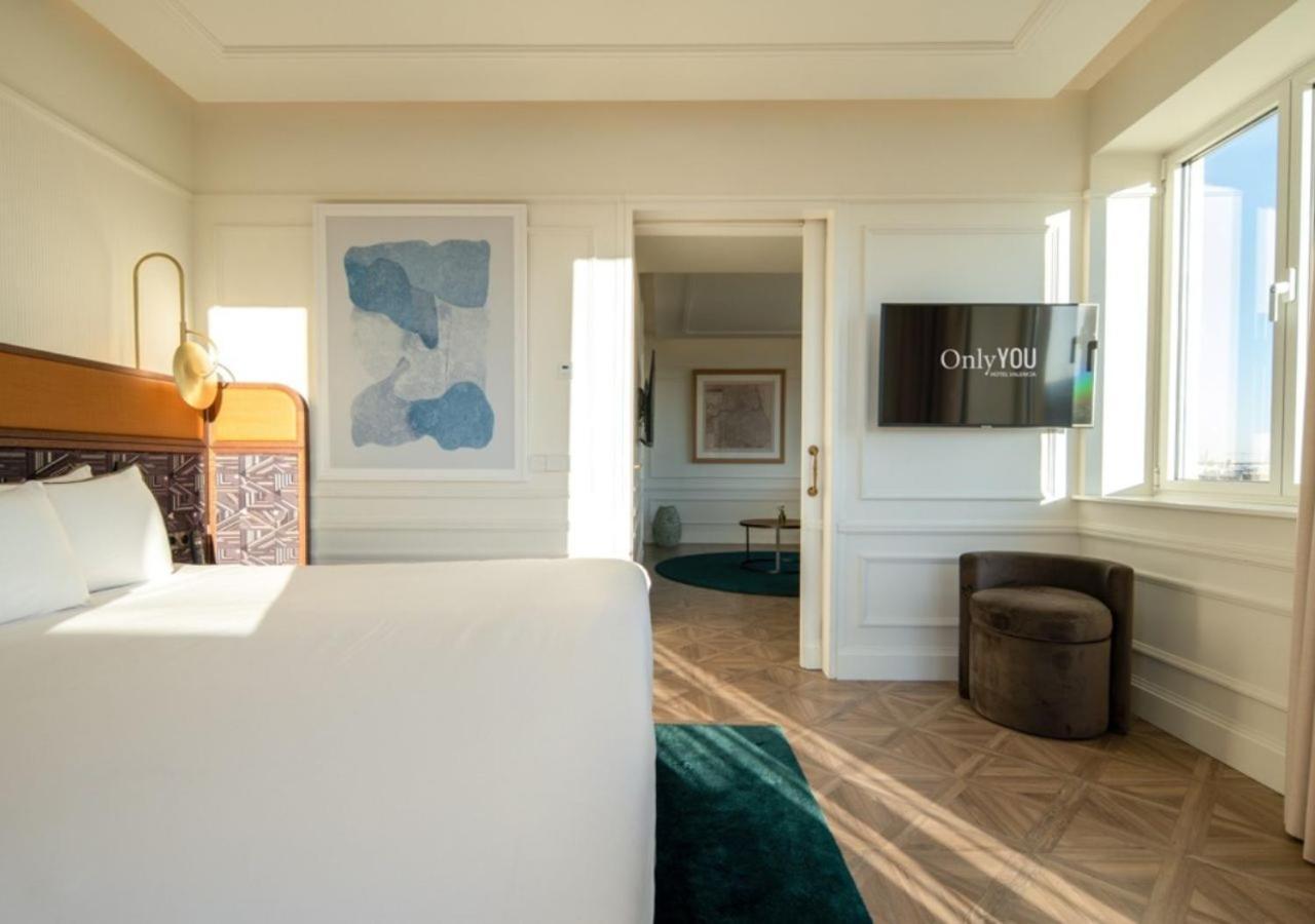 Only You Hotel Valencia Luaran gambar A bedroom at the hotel