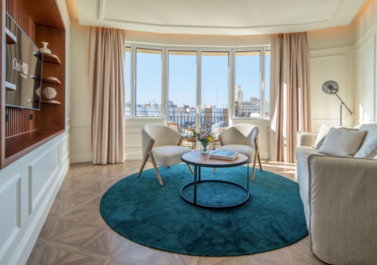 Only You Hotel Valencia Luaran gambar A suite at the hotel