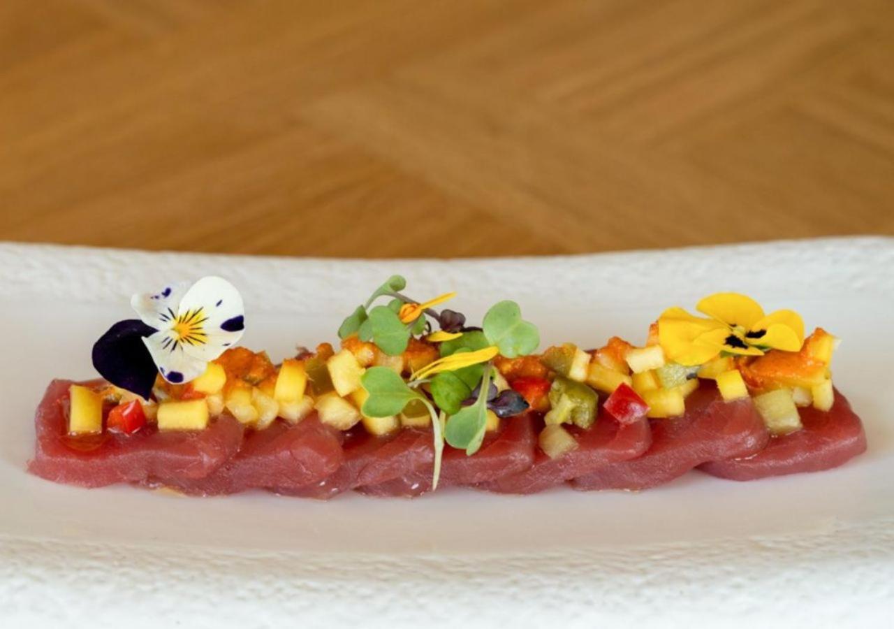 Only You Hotel Valencia Luaran gambar A dish of edible flowers