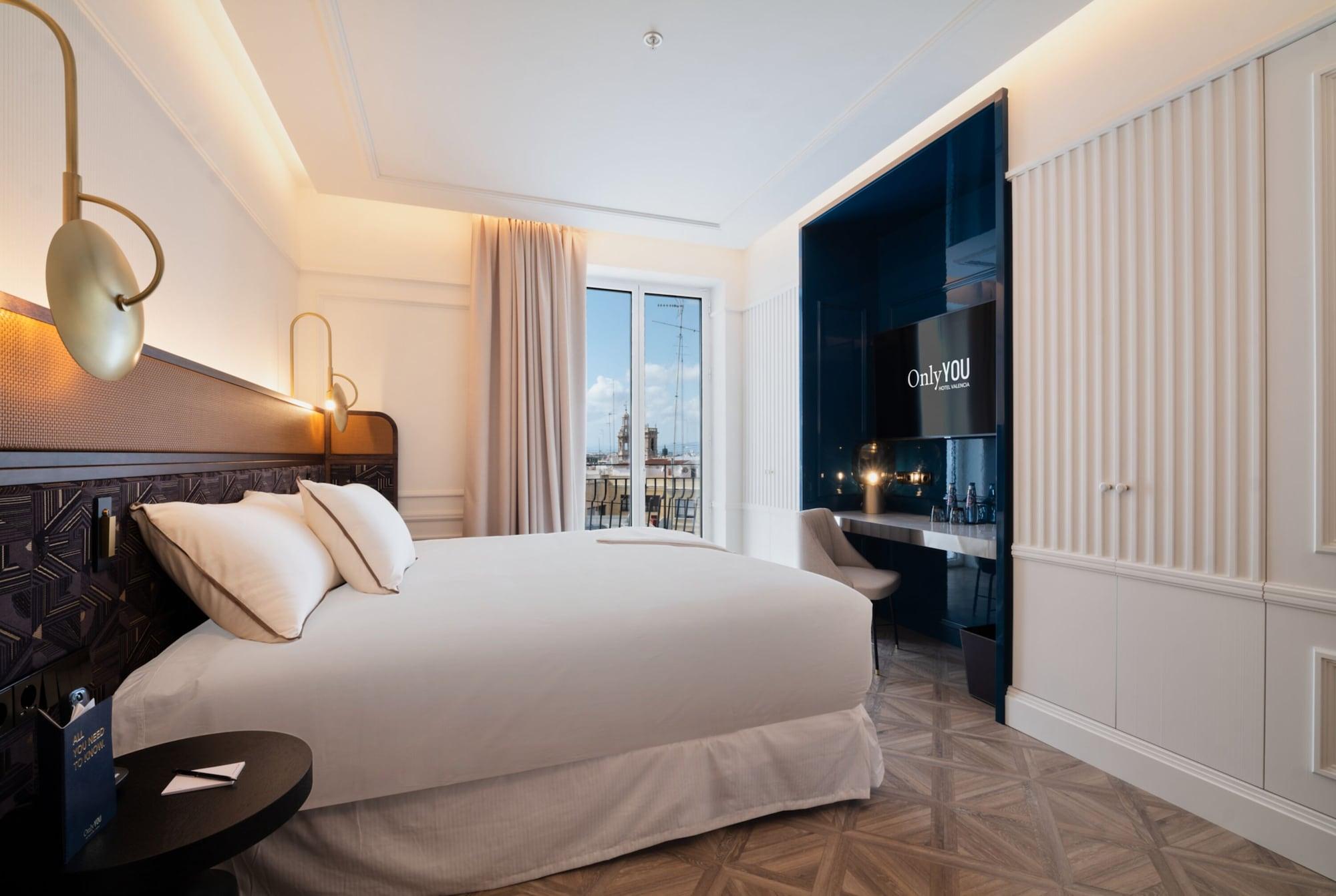 Only You Hotel Valencia Luaran gambar A bedroom at the hotel