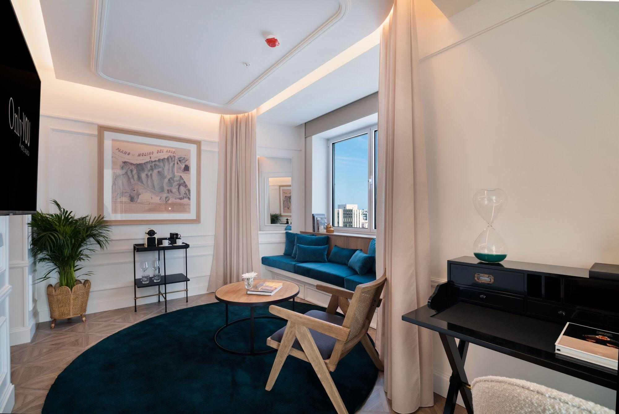 Only You Hotel Valencia Luaran gambar A suite at the hotel