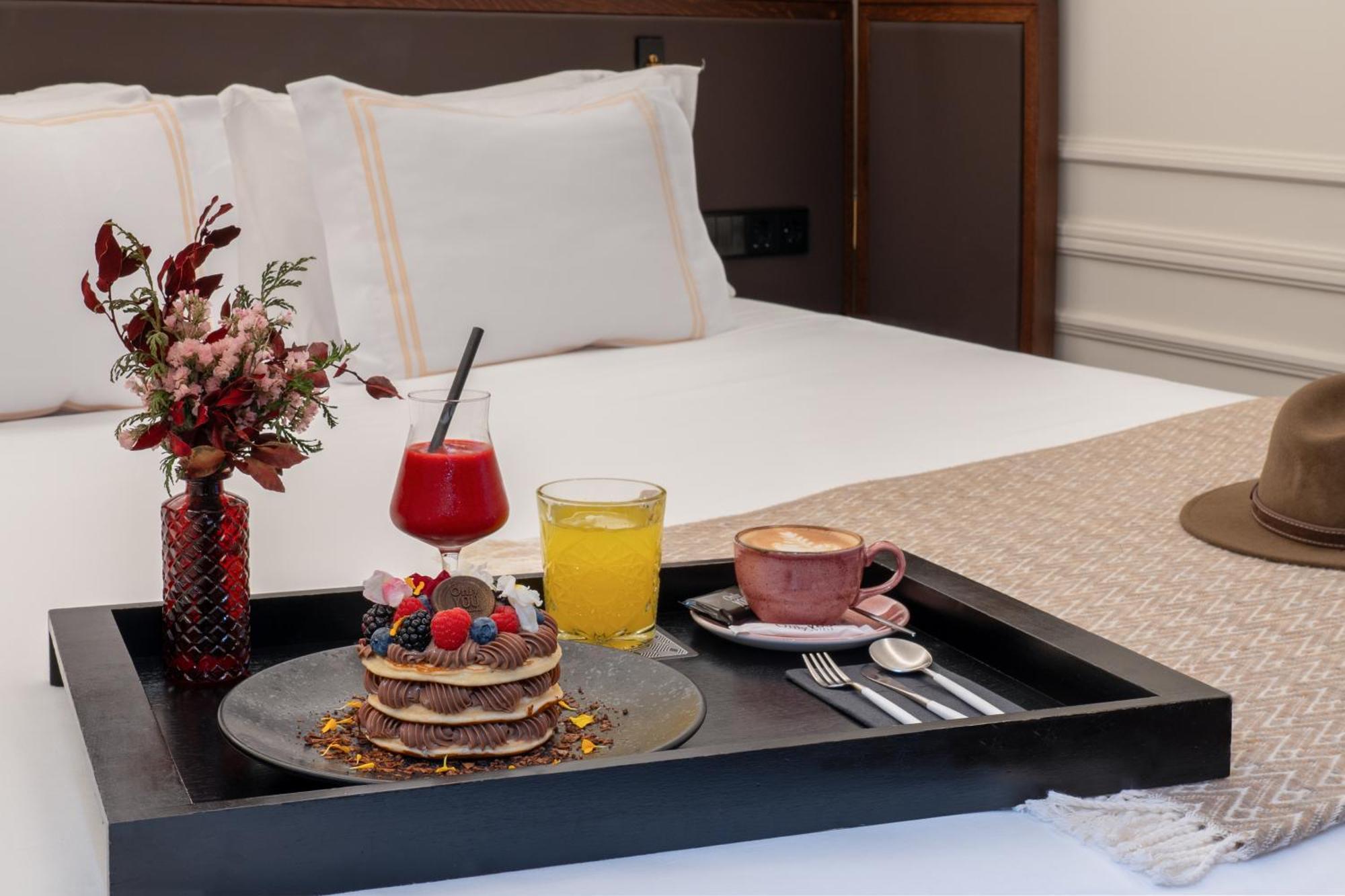 Only You Hotel Valencia Luaran gambar Room service tray