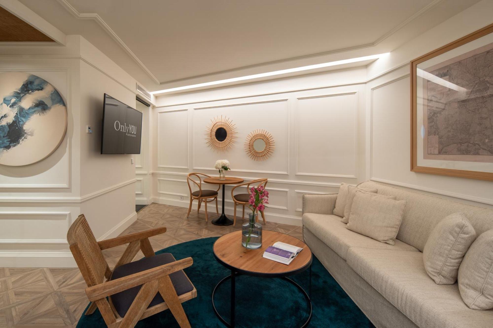 Only You Hotel Valencia Luaran gambar A living room at the hotel