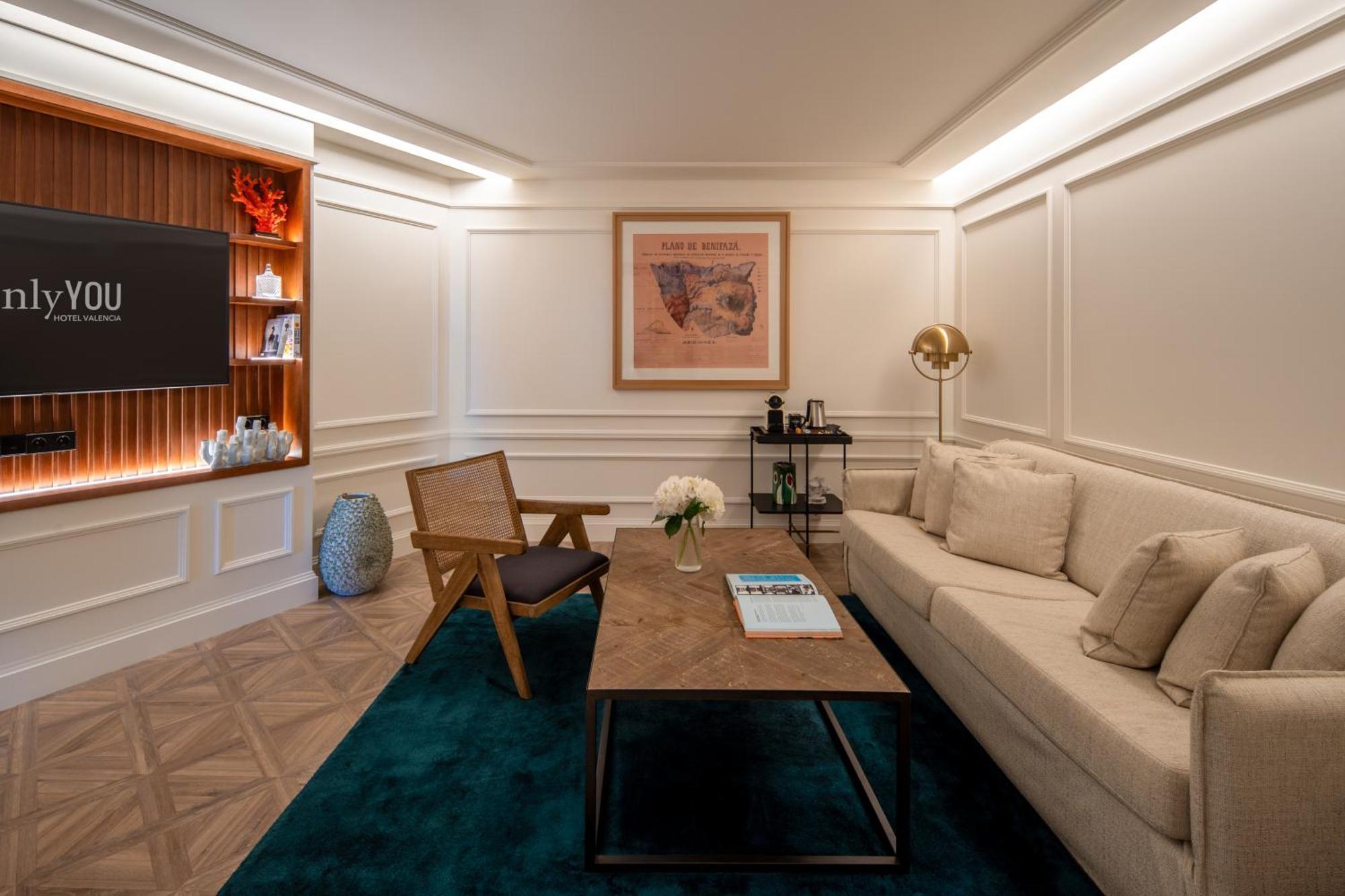 Only You Hotel Valencia Luaran gambar The living room of a suite at the hotel