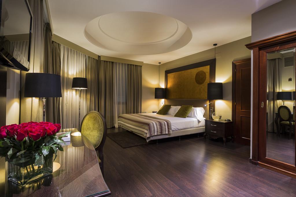 Only You Hotel Valencia Luaran gambar Suite