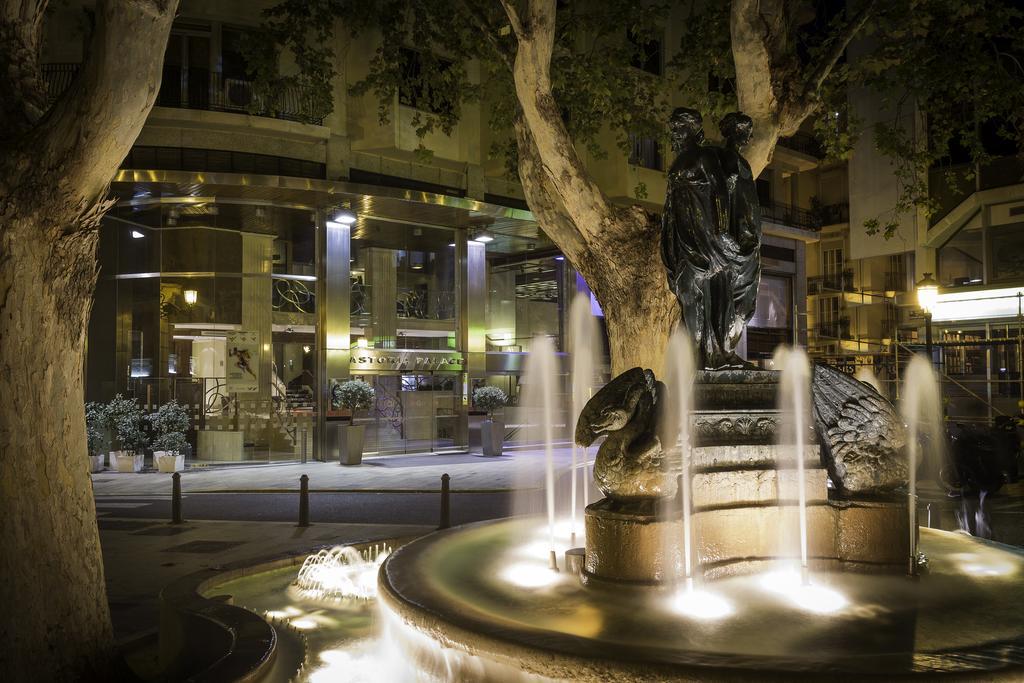 Only You Hotel Valencia Luaran gambar Fountain at the Four Seasons Hotel